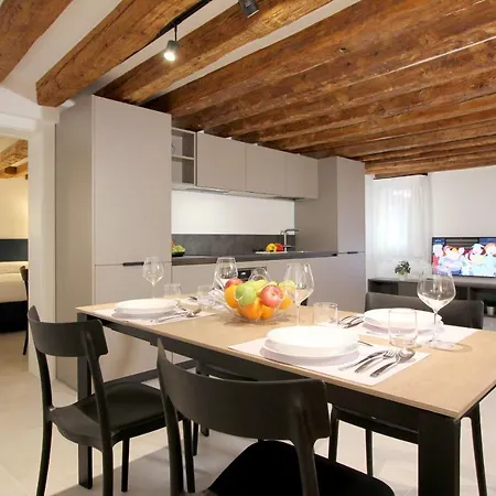 Modern Art Apartment *