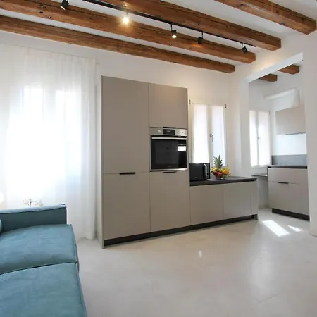 Modern Art Apartment *