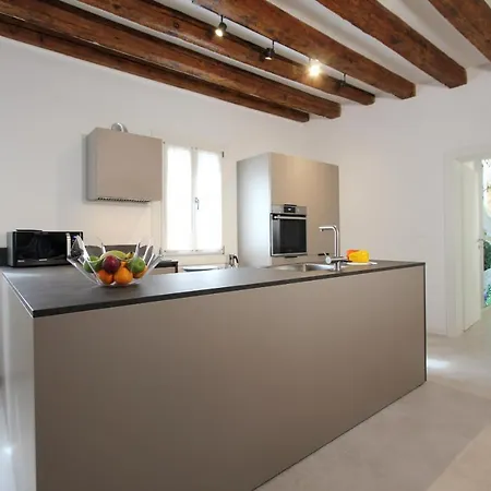 Modern Art Lejlighed